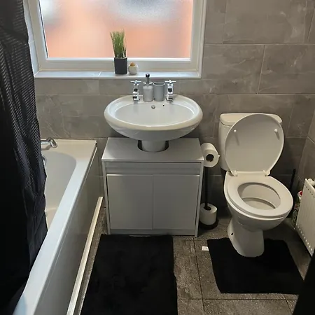 Spacious 5 Bed House Perfect For Contractors! Ferienhaus Birmingham
